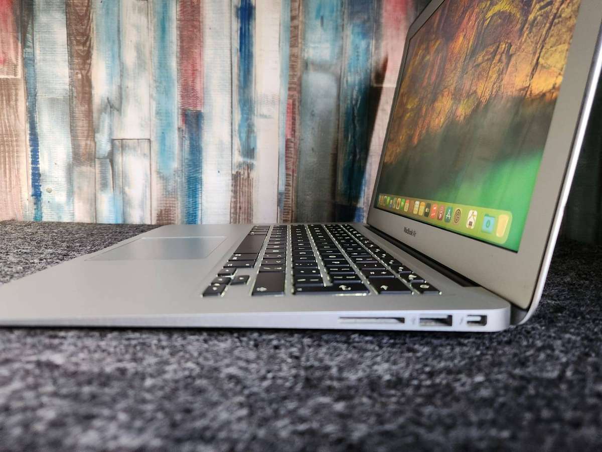 MacBook Air I7 (13-inch, Early 2015) + Free Laptop Bag