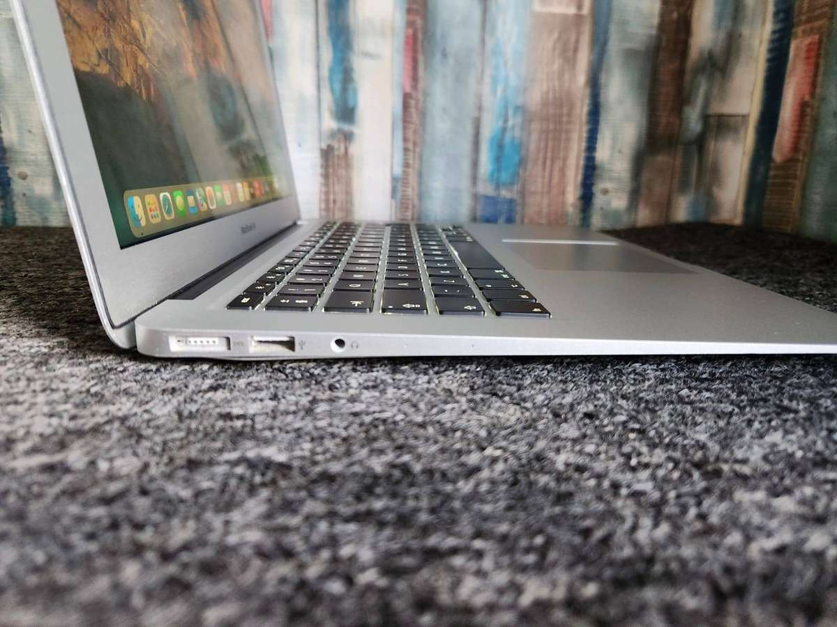 MacBook Air I7 (13-inch, Early 2015) + Free Laptop Bag