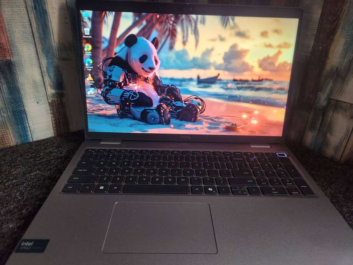 Dell Latitude 5550 Ultra 5 + Free Laptop Bag