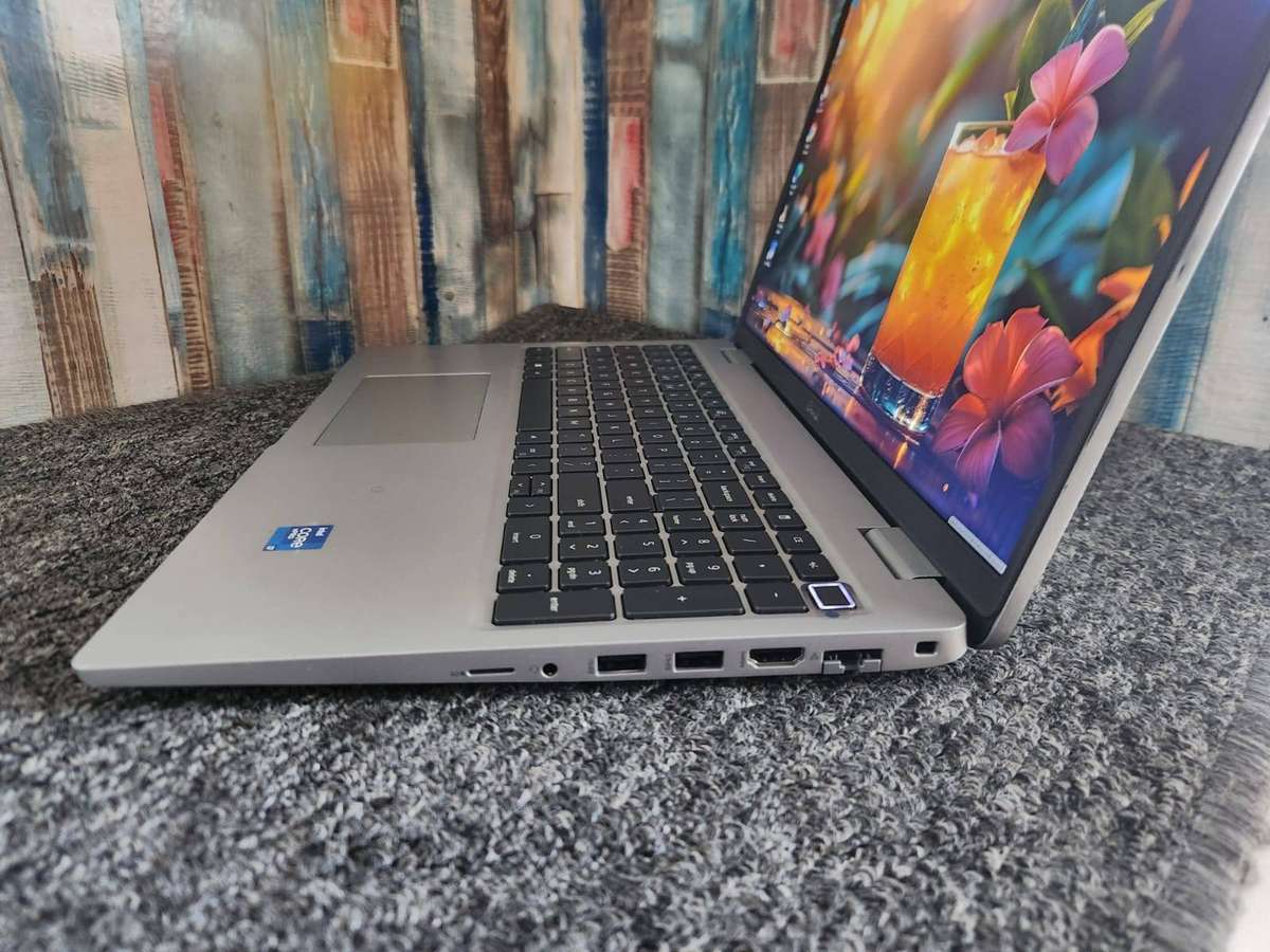 Dell Latitude 5520 i7 11th Gen touchscreen+ Free Laptop Bag