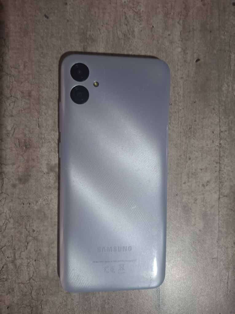 Samsung Galaxy A04e Dual Sim Blue With a case included.