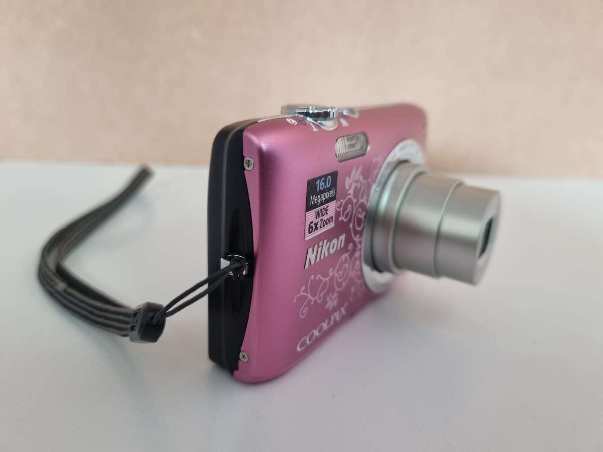 Nikon Coolpix S2700 Compact Digital Camera (PLS READ)