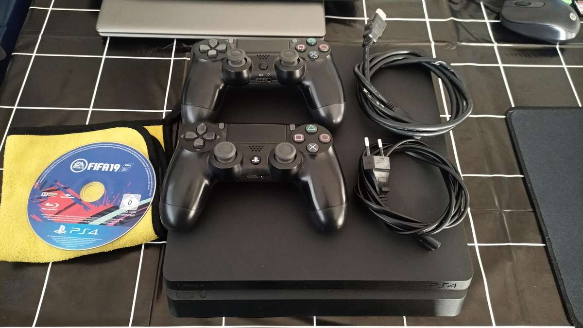 PlayStation 4 Slim (1TB & 2x Controllers)