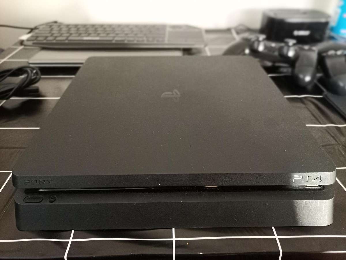 PlayStation 4 Slim (1TB & 2x Controllers)