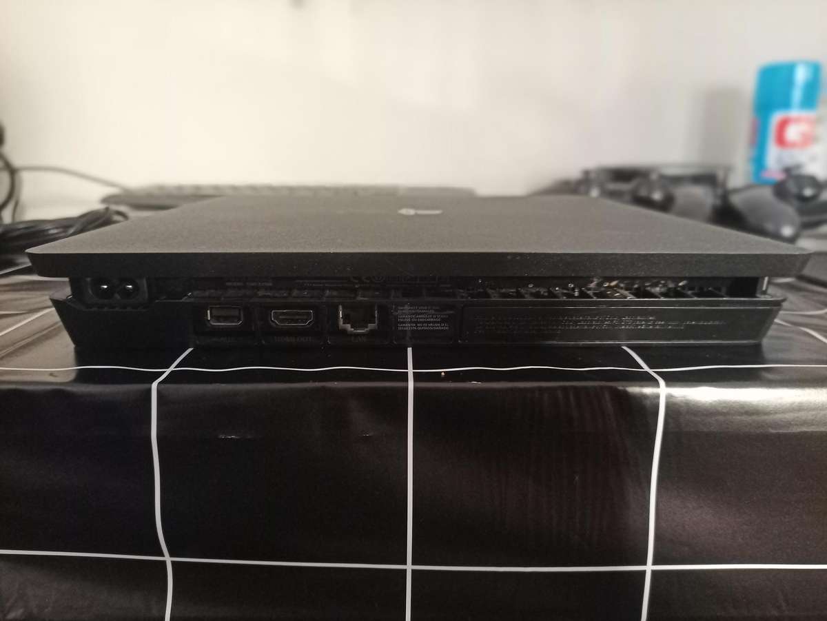 PlayStation 4 Slim (1TB & 2x Controllers)