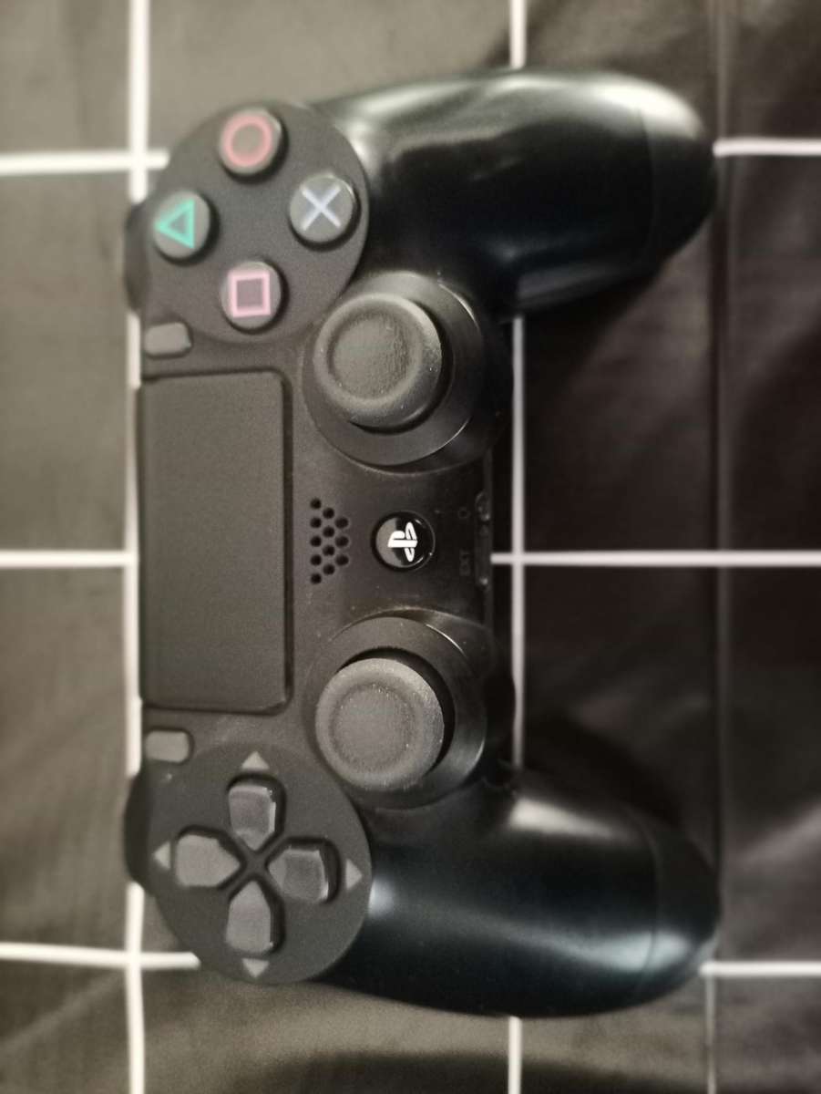 PlayStation 4 Slim (1TB & 2x Controllers)