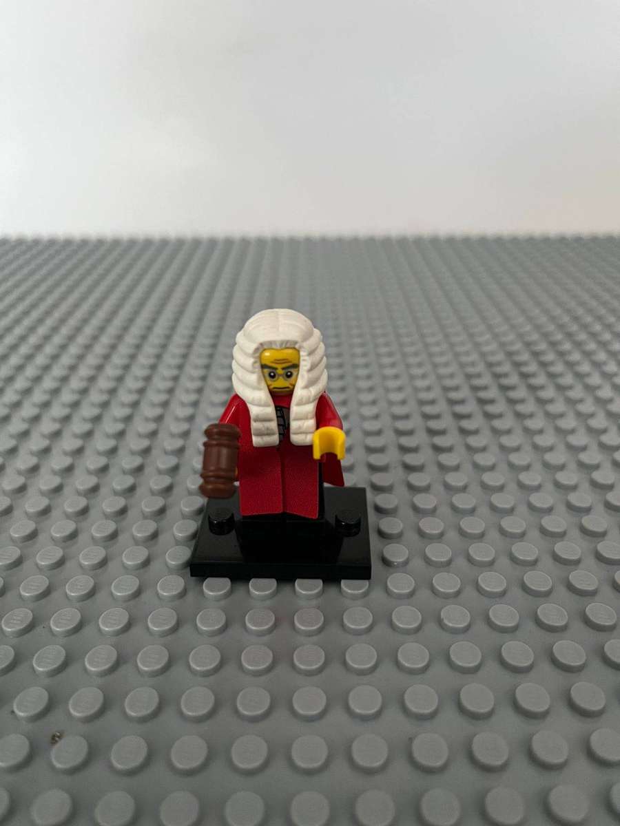 LEGO MINI FIGURES - Series 9 no.10 Judge