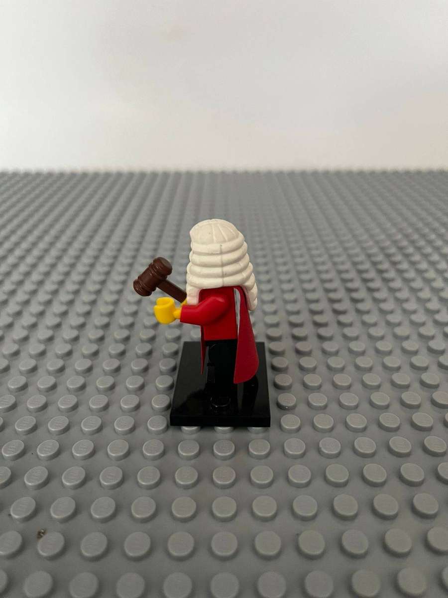 LEGO MINI FIGURES - Series 9 no.10 Judge