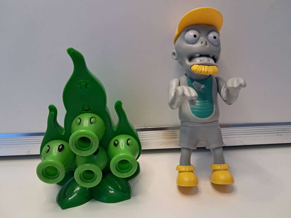 Plants vs Zombies Collectible Toys (Gargantuar & Threepeater)