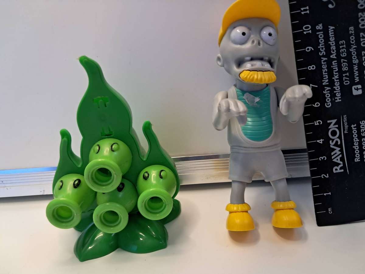 Plants vs Zombies Collectible Toys (Gargantuar & Threepeater)