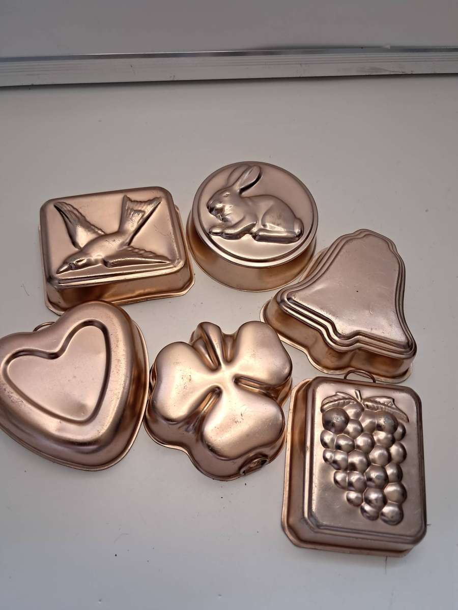 6 x Vintage copper-colored molds