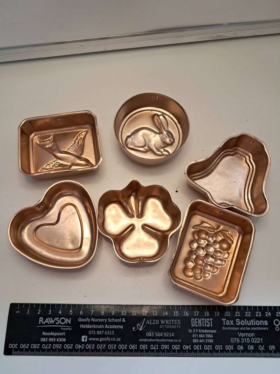 6 x Vintage copper-colored molds