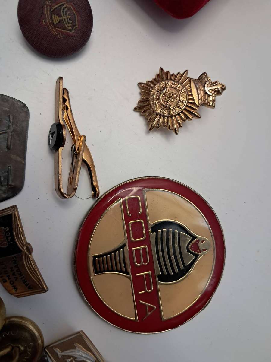 Job-lot of various badges/pins/buttons