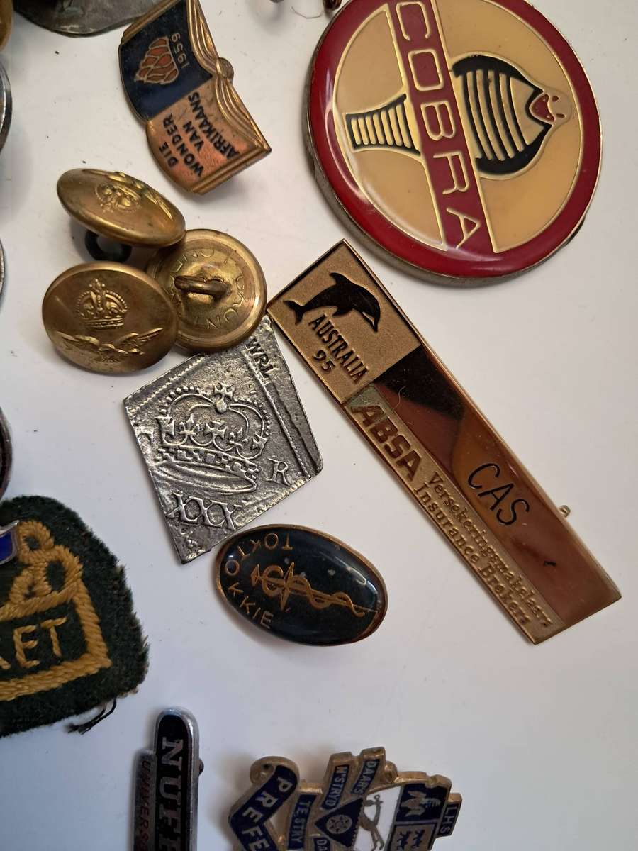 Job-lot of various badges/pins/buttons