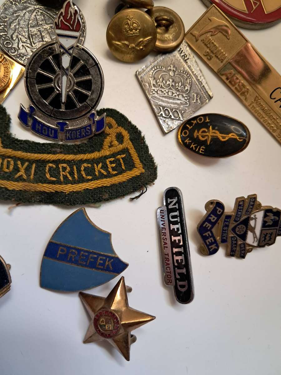 Job-lot of various badges/pins/buttons