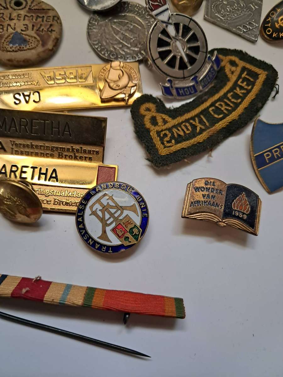 Job-lot of various badges/pins/buttons