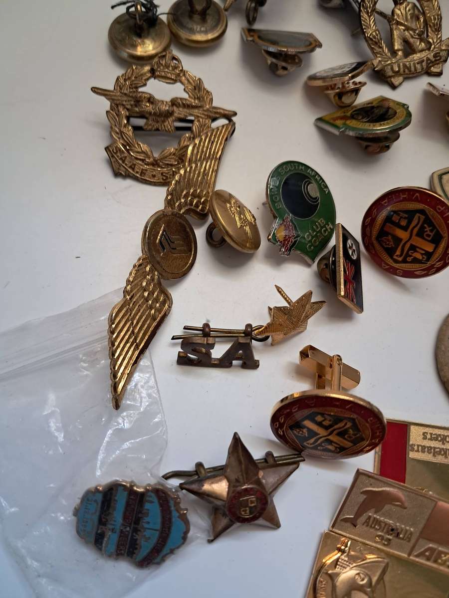 Job-lot of various badges/pins/buttons