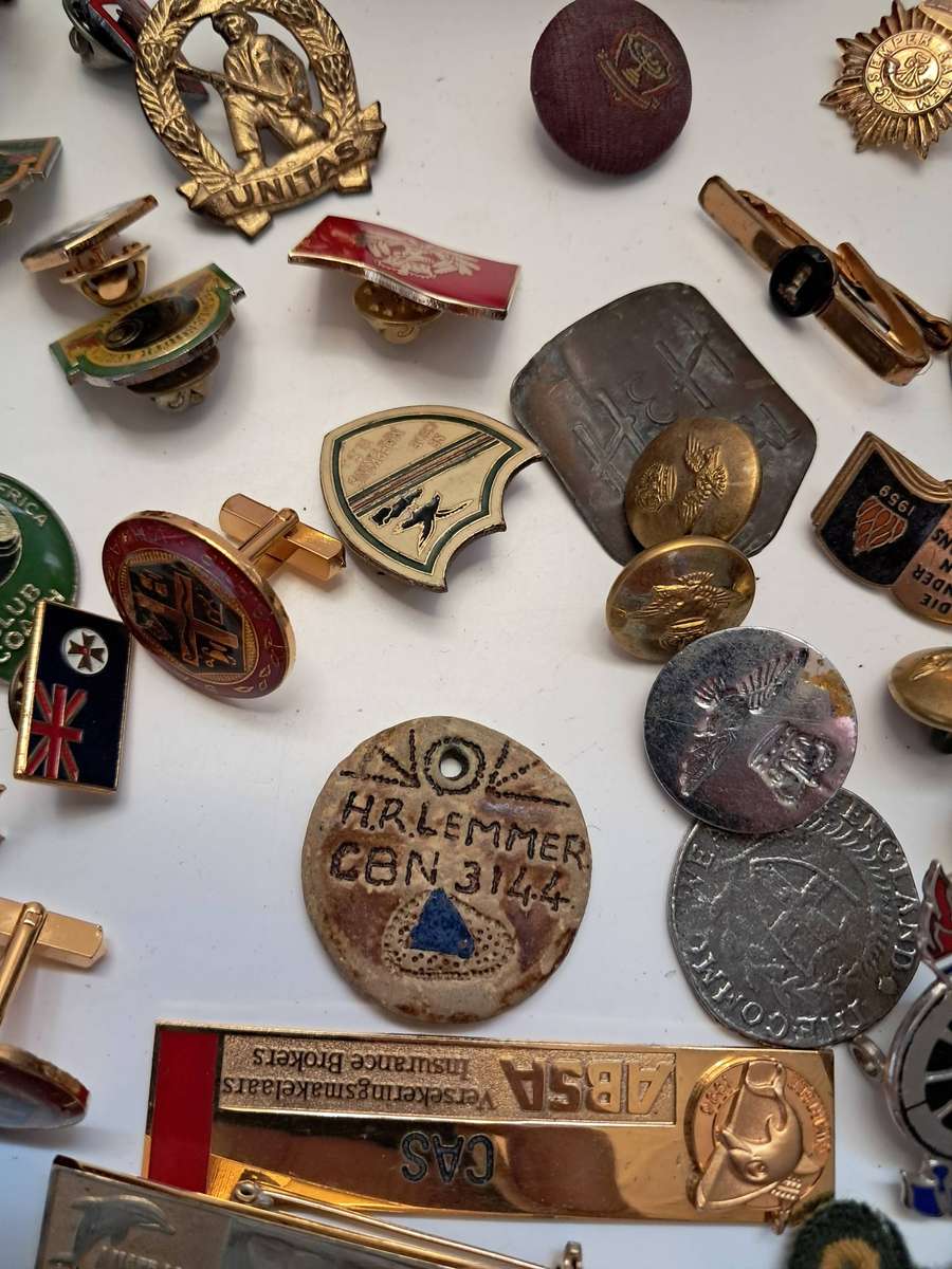 Job-lot of various badges/pins/buttons