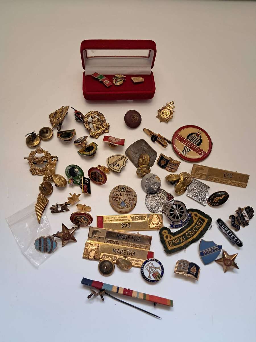 Job-lot of various badges/pins/buttons