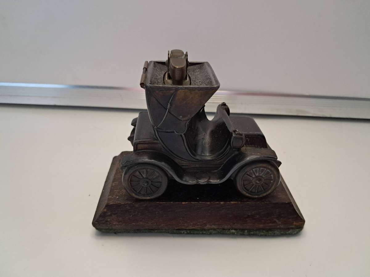 Vintage die-cast metal table lighter