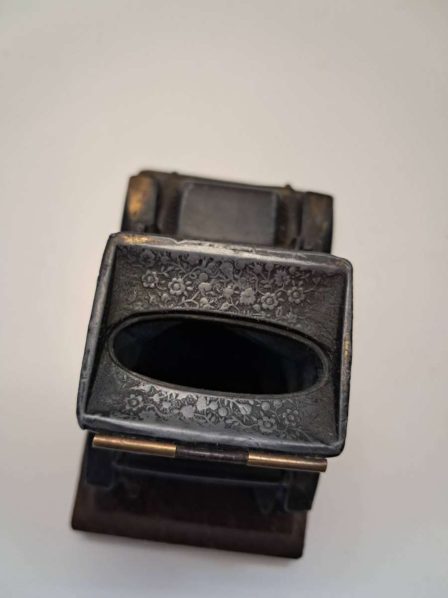 Vintage die-cast metal table lighter