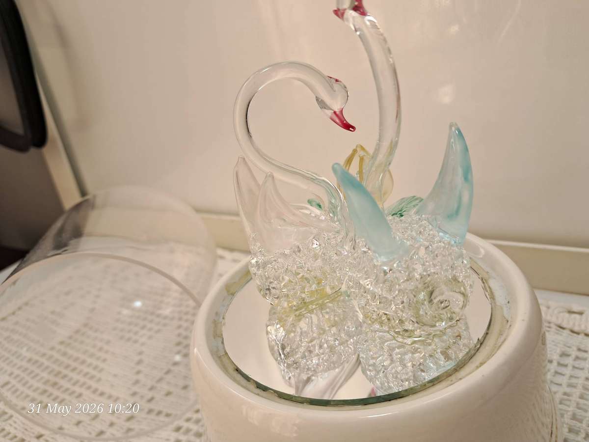 Vintage Swan ornament with Music - Works 100%