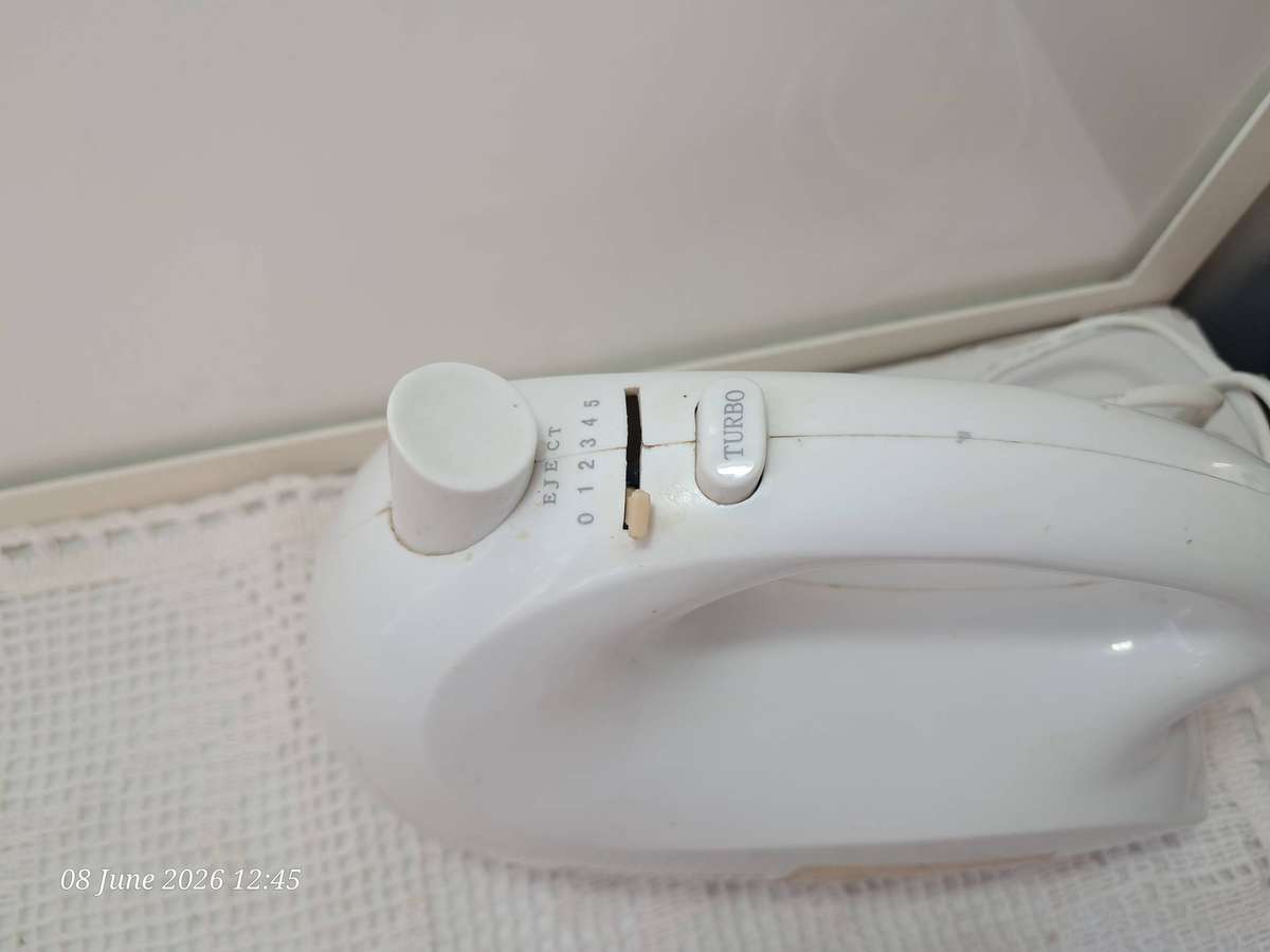 Pineware 150W 5-speed white hand mixer