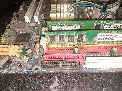 Gigabyte GA 8I945GMF  , Intel 630 3.0Ghz , 2Gb Ram