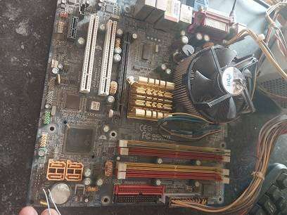 Gigabyte GA 8I945GMF  , Intel 630 3.0Ghz , 2Gb Ram