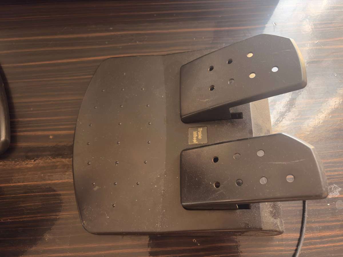 GAMING STEERING WHEEL & PEDALS