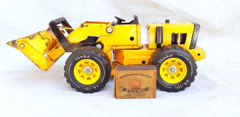 Vintage 1970's Pressed steel Tonka XR 101 Front Loader. Size 28 x 12x 11cm