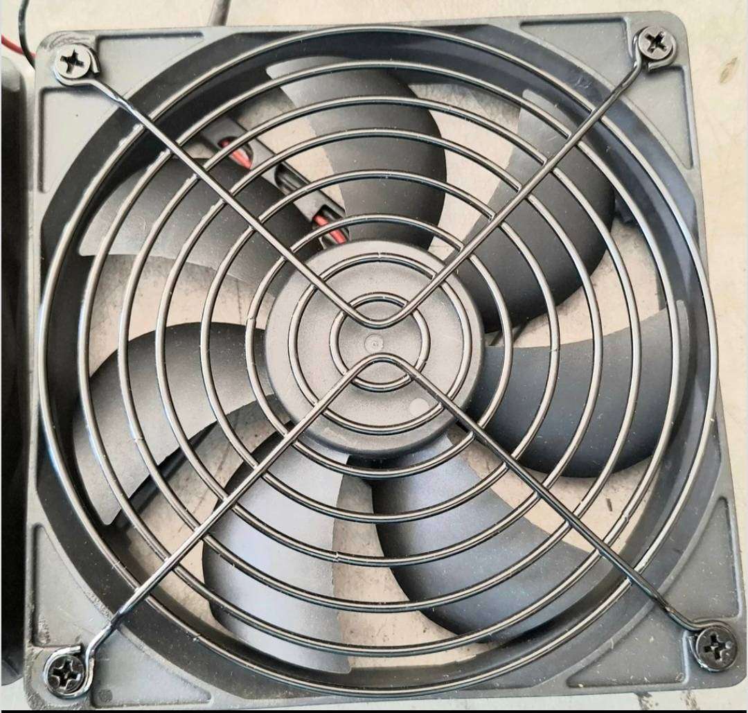 DC Brushless 12v Fan with metal grid ( 120mm)