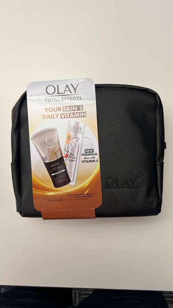 Olay Total Effects 7-in-1 Vitamin C Skincare Set  Face Wash + Day Moisturizer + Free Cosmetic Bag
