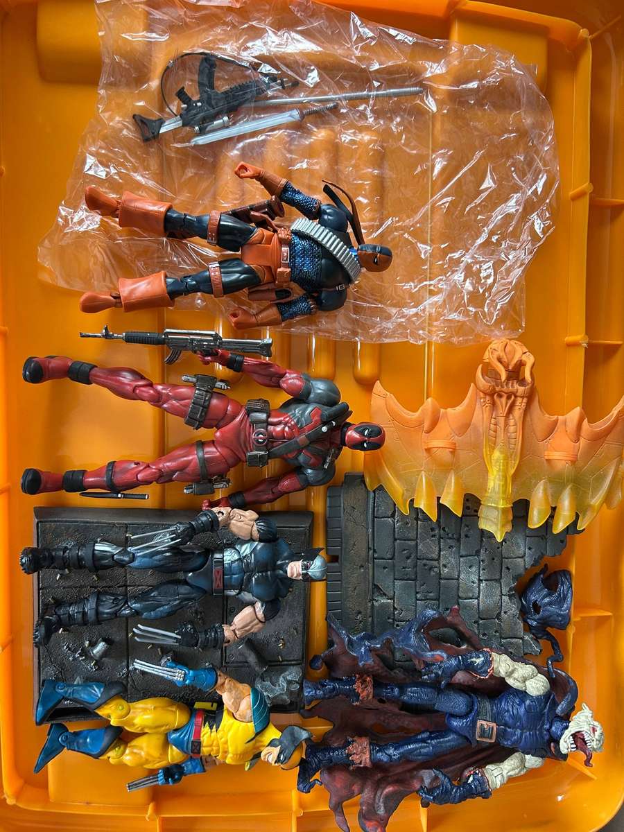 Marvel figures lot, Deadpool 7", Wolverine x 2, Green Goblin 12", Hobgoblin, Deathsroke (DC). LOOSE