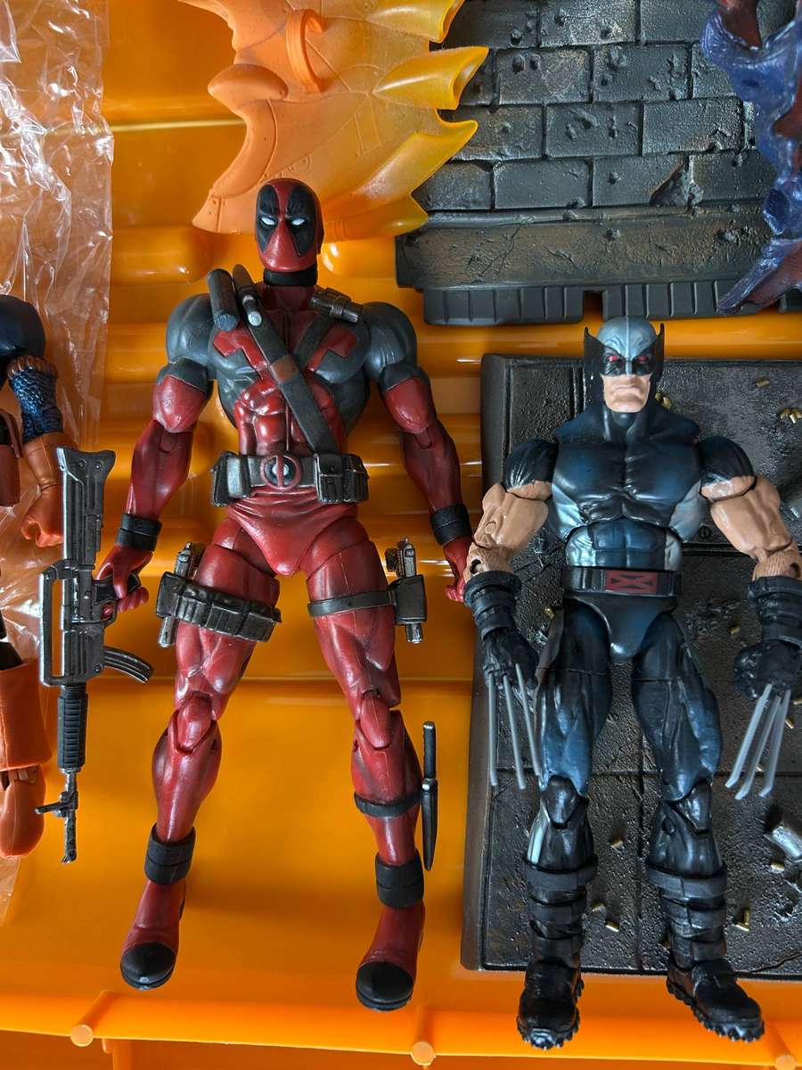 Marvel figures lot, Deadpool 7", Wolverine x 2, Green Goblin 12", Hobgoblin, Deathsroke (DC). LOOSE