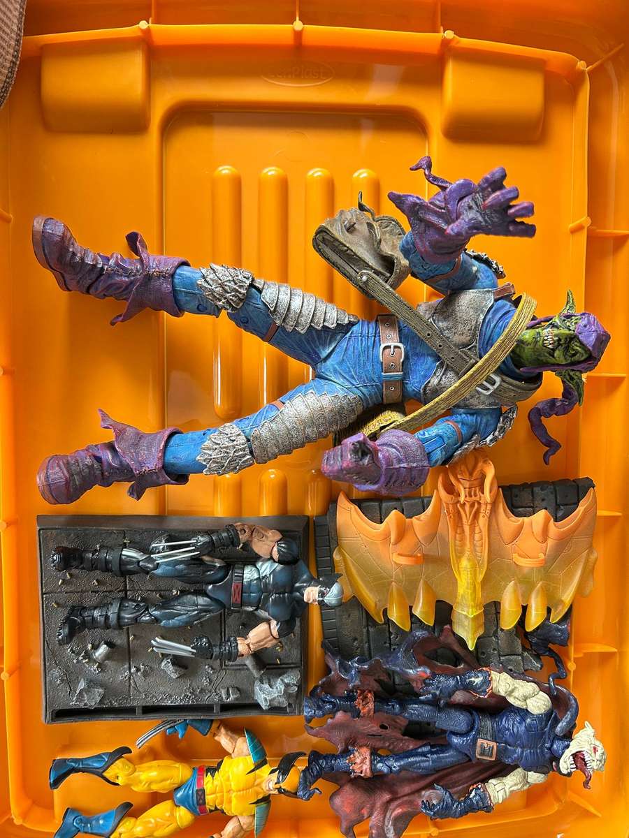 Marvel figures lot, Deadpool 7", Wolverine x 2, Green Goblin 12", Hobgoblin, Deathsroke (DC). LOOSE