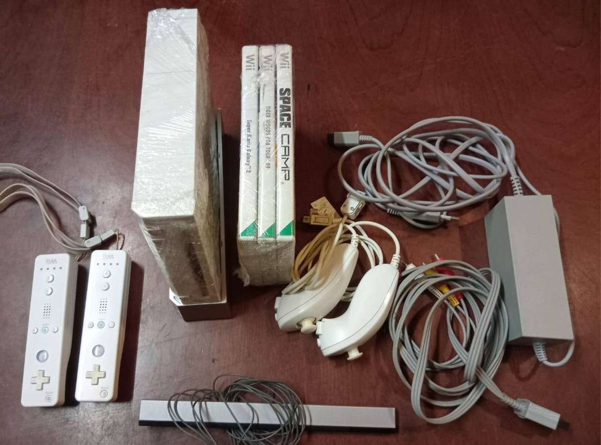 Nintendo Wii Console Bundle (Tested Working) - Super Mario Galaxy 2, 2 Remotes, Nunchuks & more!