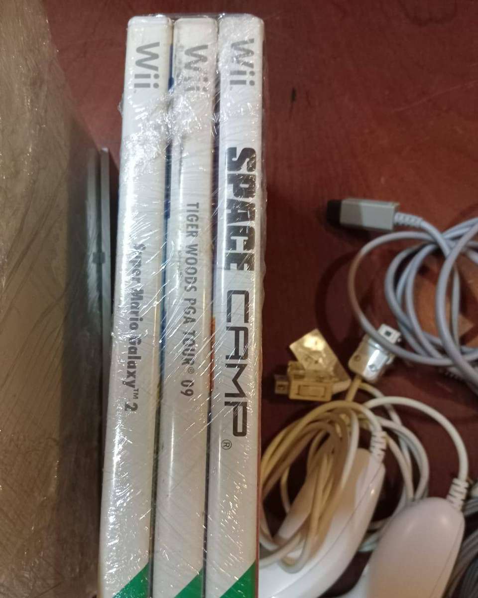 Nintendo Wii Console Bundle (Tested Working) - Super Mario Galaxy 2, 2 Remotes, Nunchuks & more!