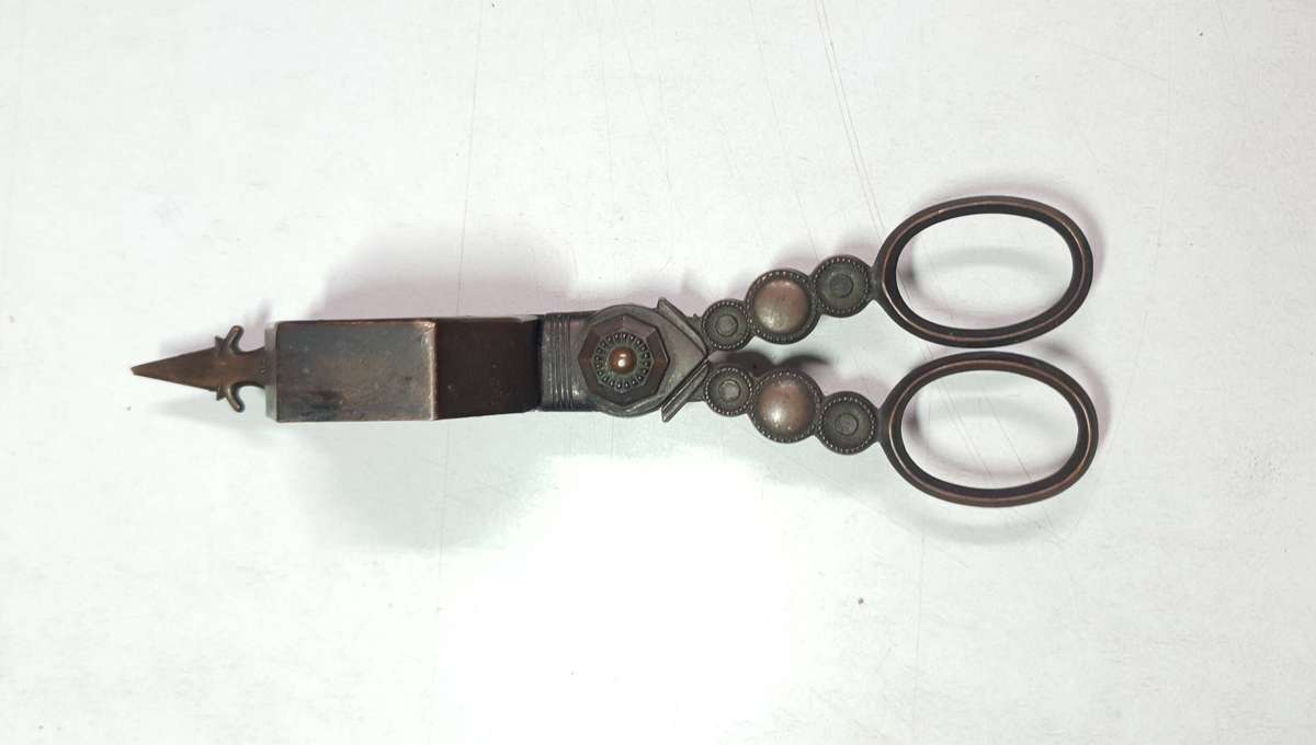 Antique Solid Copper Candle Snuffer / Wick Trimmer circa 1800 in Excellent condition.