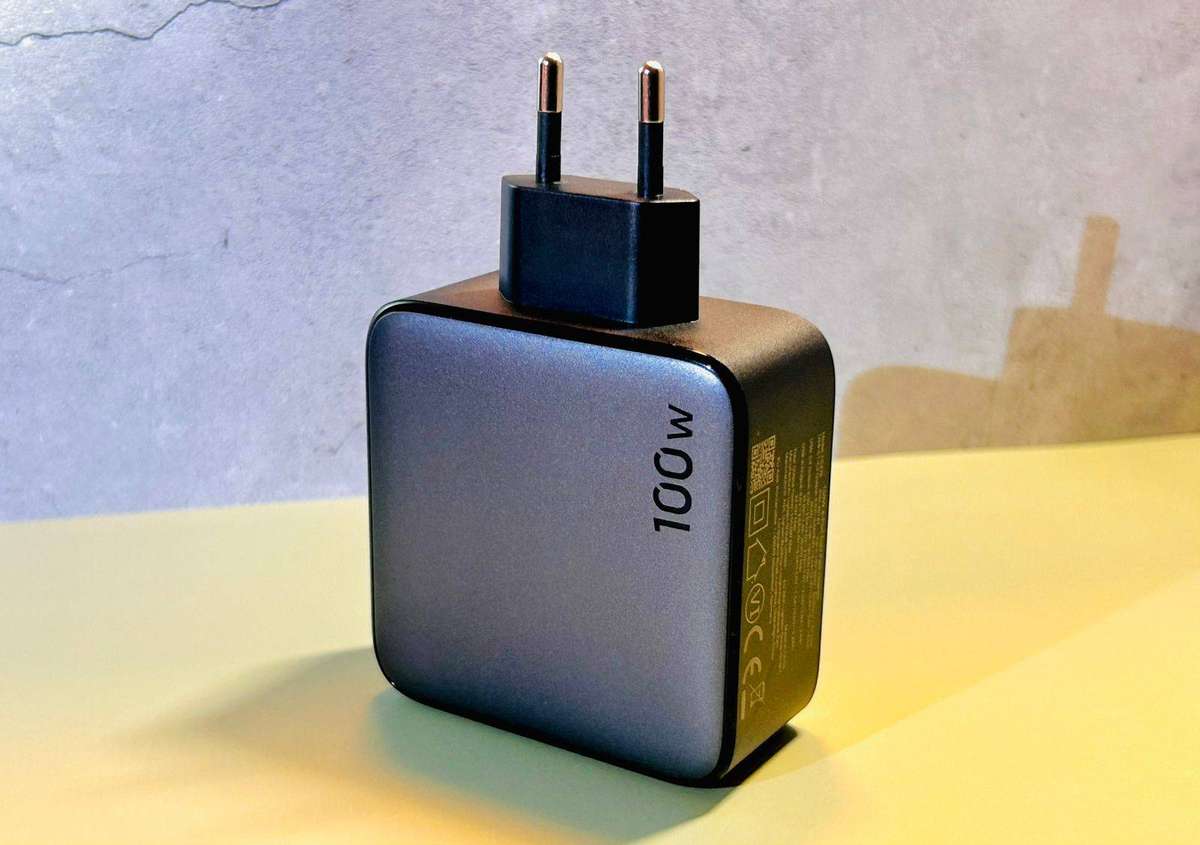UGREEN {100-WATT} CHARGER 4-PORT