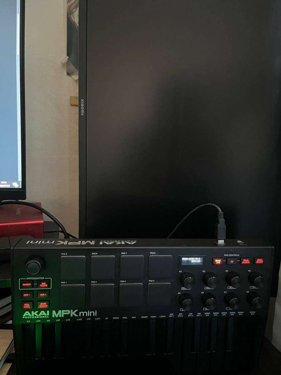 Akai MPK Mini MIDI Keyboard Controller  Very Good Condition