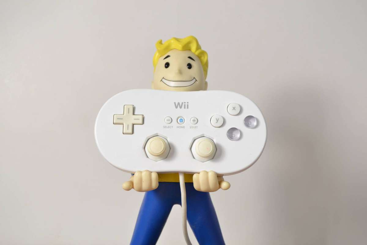 Nintendo Wii White Classic Controller (Official)