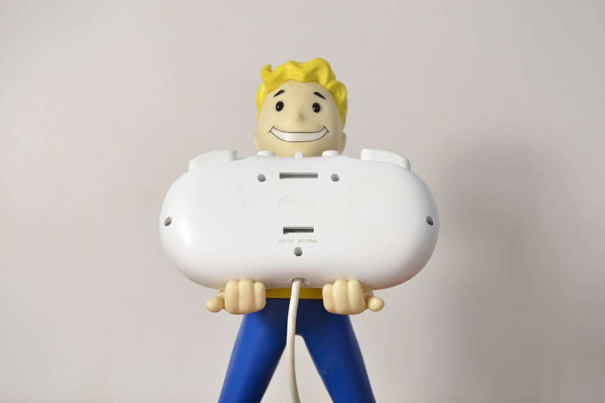 Nintendo Wii White Classic Controller (Official)