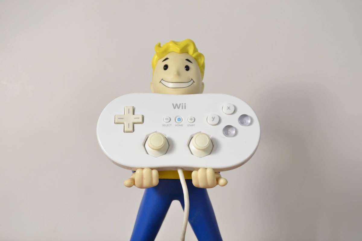 Nintendo Wii White Classic Controller (Official)