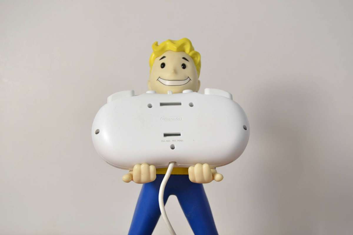 Nintendo Wii White Classic Controller (Official)