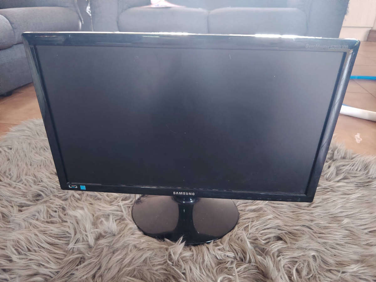 Samsung SyncMaster S23B300B LED Monitor.