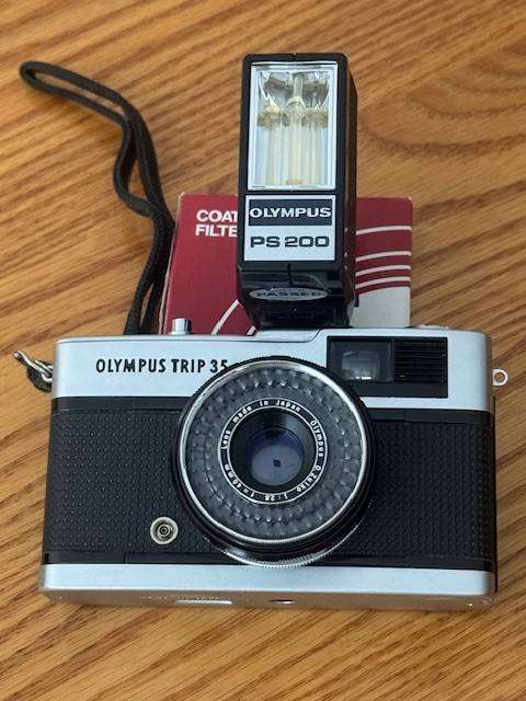 OLYMPUS D,ZUIKO 1,28 F 40mm CAMERS AS PER PHOTOS