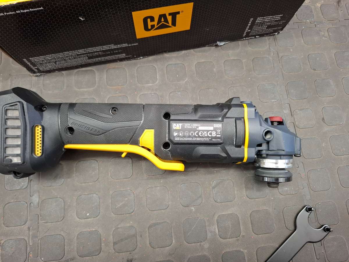 CAT DX31B Angle grinder & 2.0Ah Battery