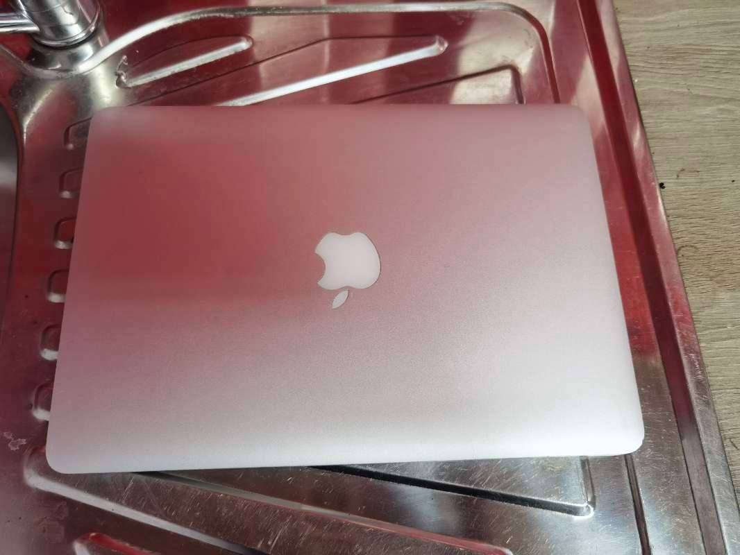 MacBook A1502 Retina Core i5 8gram 500GSSD WORKING