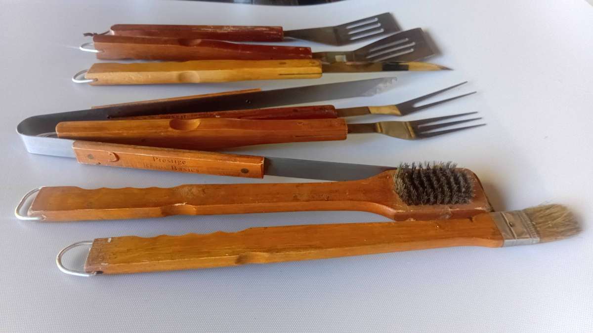 3 Leg braai Strand with Stainless steel barbecue utensils